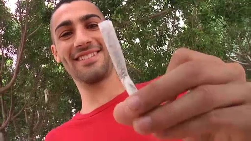 Un joven se “lía” un porro