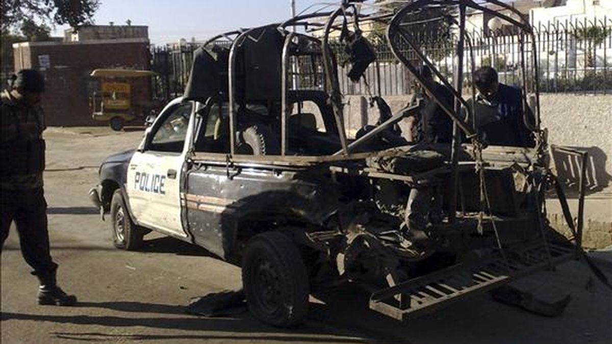 Oficiales de la policía inspeccionan un vehículo policial dañado tras el atentado suicida que se produjo hoy en el distrito noroccidental paquistaní de Bannu. Al menos seis personas murieron y 19 resultaron heridas en el ataque suicida perpetrado contra un furgón policial. EFE