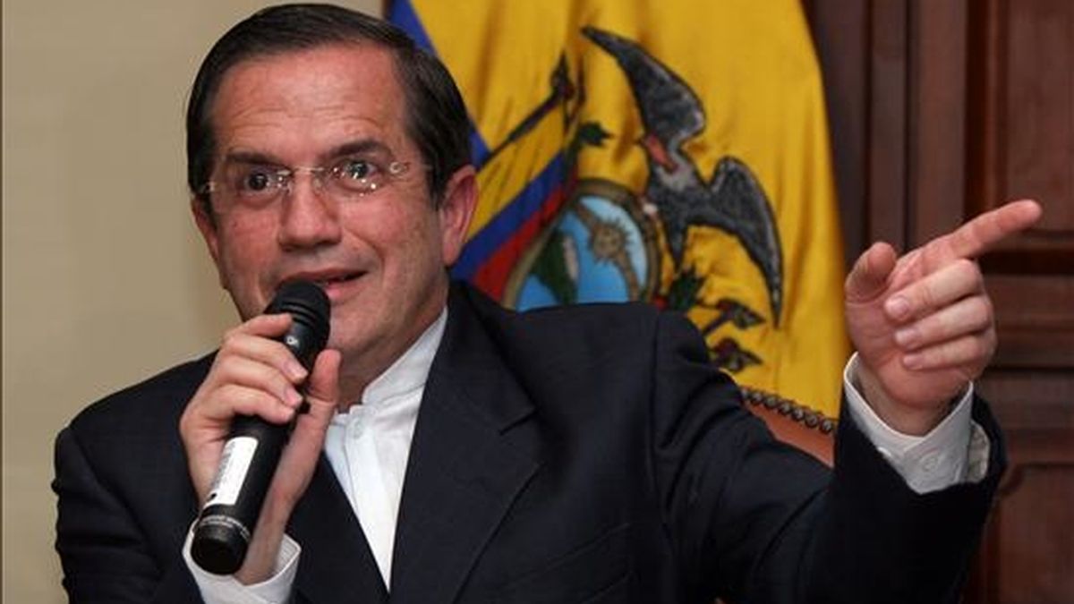 El ministro ecuatoriano de Relaciones Exteriores, Ricardo Patiño, habla durante una rueda de prensa en Quito (Ecuador), en la que recrimina al secretario general de la Organización de Estados Americanos (OEA), José Miguel Insulza. EFE