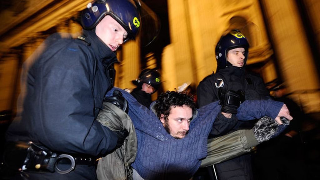 La policía desaloja a los 'indignados' de Londres