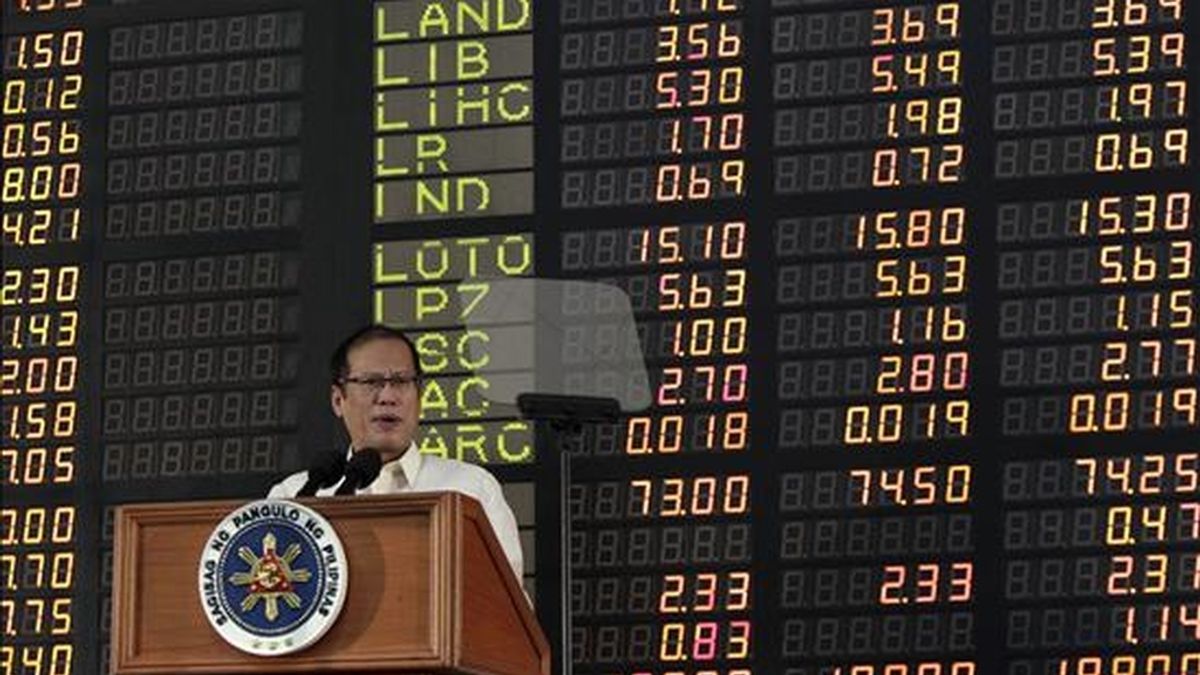 El presidente filipino, Benigno Aquino III, habla frente al tablero electrónico de la Bolsa de Valores de Filipinas. EFE/Archivo