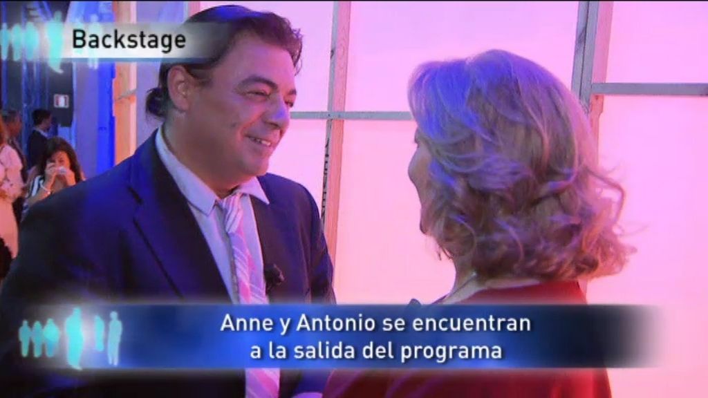 Anne y Antonio se encuentran en el 'backstage'