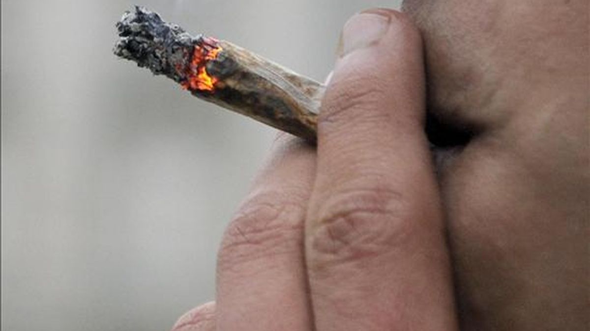 Un joven fuma un "canuto" de marihuana. EFE/Archivo