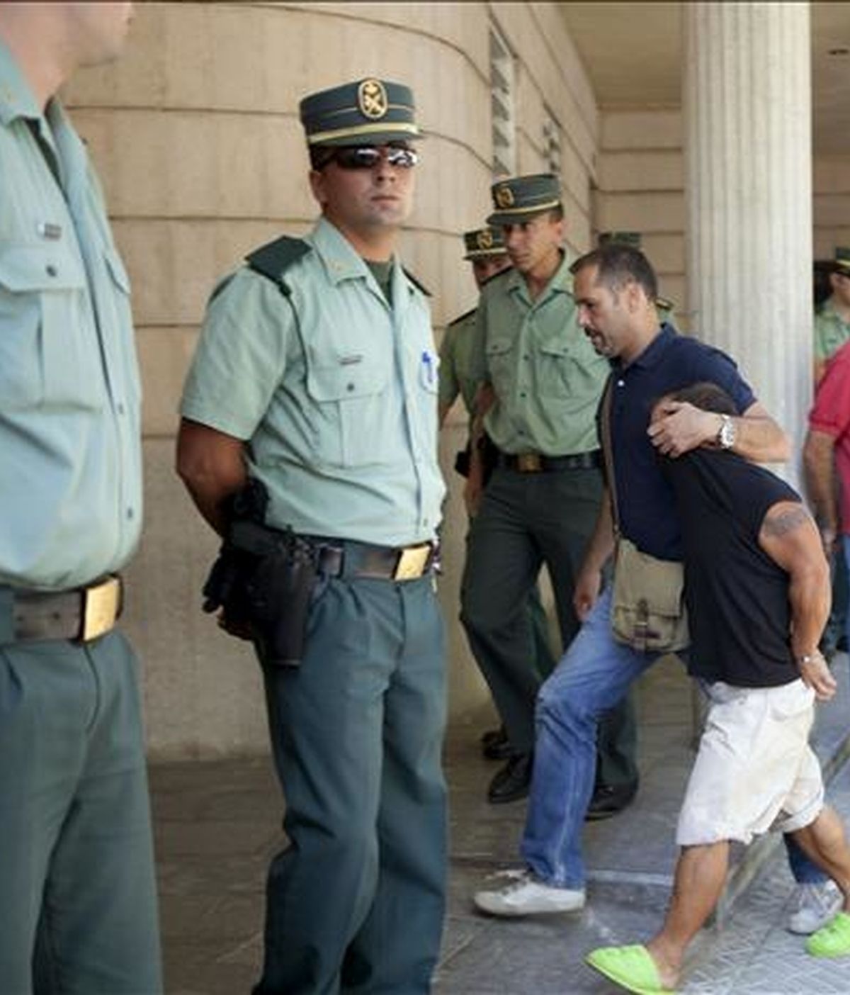 Alejandro de Abarca (dcha), el preso fugado y presunto autor de la muerte de la joven rumana Ana Niculai, conducido por un policía a los juzgados de Inca. EFE