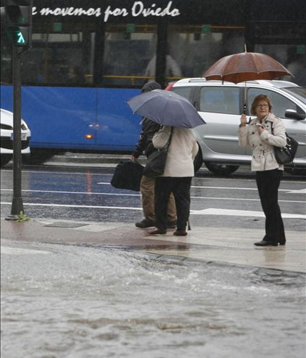 Varias personas se protejen de la lluvia con su paraguas. EFE/Archivo