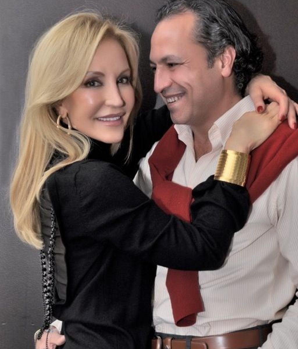 La pareja posa muy acaramelada ante la cámara