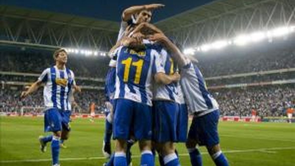 Los jugadores del RCD Espanyol celebran el gol marcado por su compañero, el delantero italiano Dani Osvaldo, al Valencia durante el partido, correspondiente a la trigésima sexta jornada de Liga de Primera División que ambos equipos disputaron en el estadio Cornellá-El Prat de Barcelona. EFE