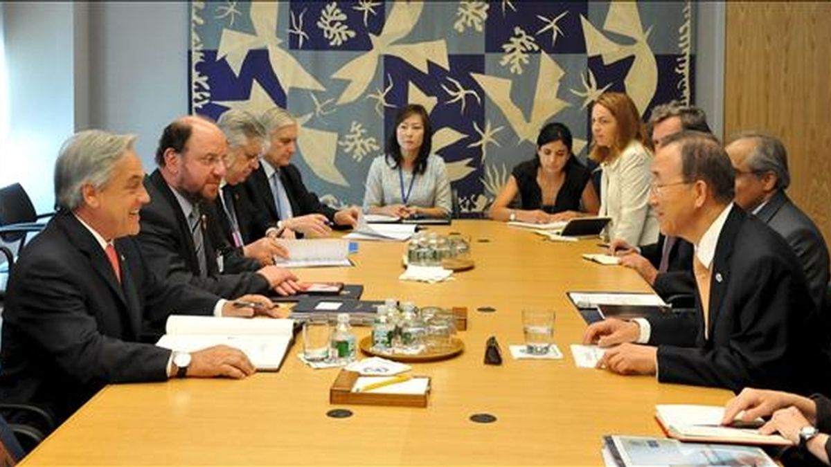 El presidente de Chile, Sebastián Piñera (izda), se reúne con el secretario general de la ONU, Ban Ki-moon (dcha), en el marco de la Cumbre de la ONU para revisar los Objetivos de Desarrollo del Milenio, en la sede de la ONU en Nueva York (Estados Unidos). EFE/Archivo
