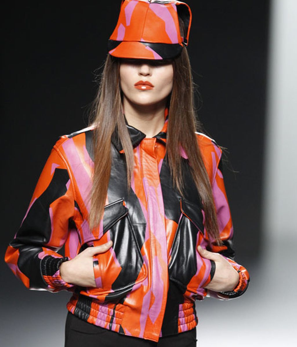 Atención a la cazadora de cuero con el estampado Crack