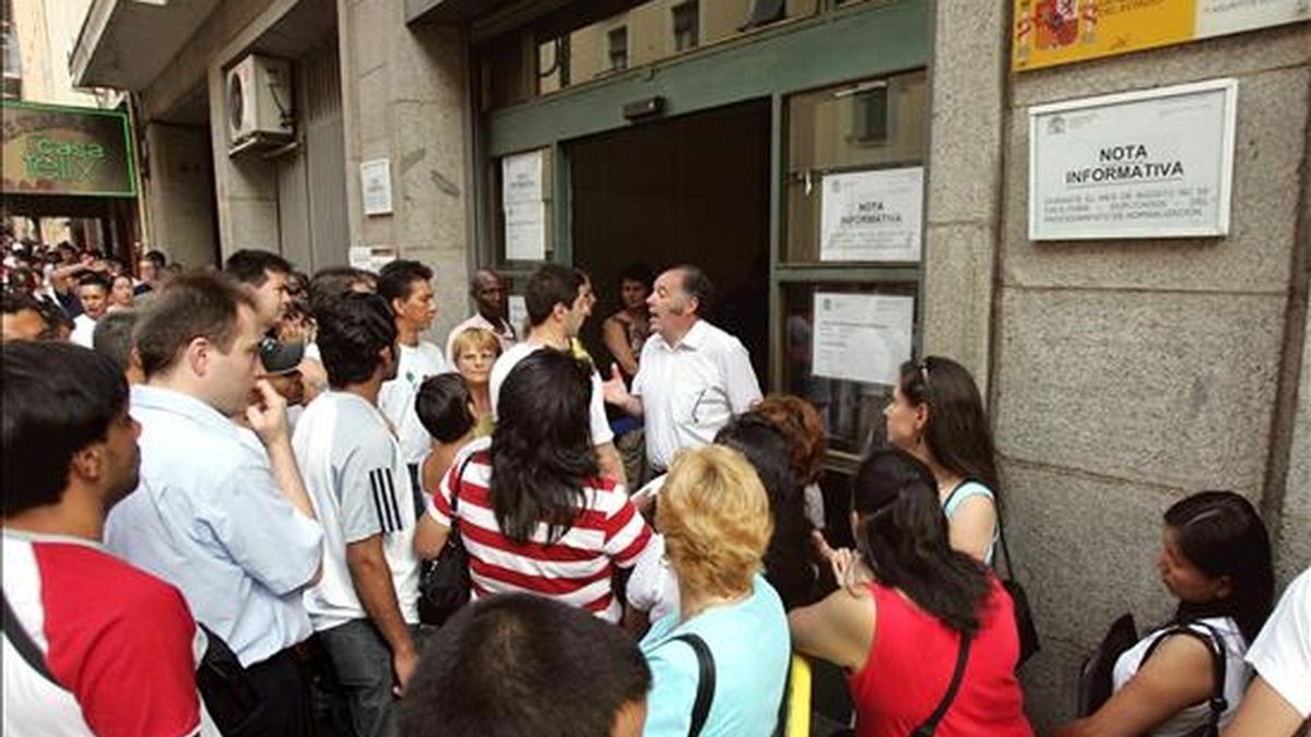 Inmigrantes irregulares hacen cola ante una oficina de la Seguridad Social en Madrid. EFE/Archivo
