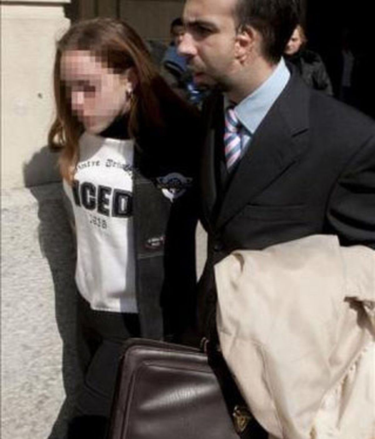La menor Rocío Perez Gómez, ex novia de Carcaño, acompañada por su abogado tras testificar el pasado mes de marzo en los juzgados de Sevilla. EFE/Archivo
