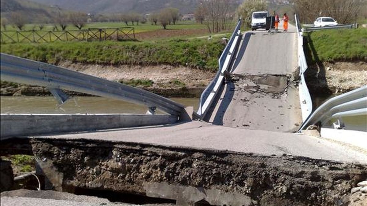 El puente de la carretera que lleva a Fossa, cerca de L'Aquila, tras quedar totalmente destruido durante el terremoto que ha asolado a esta región de Italia. EFE