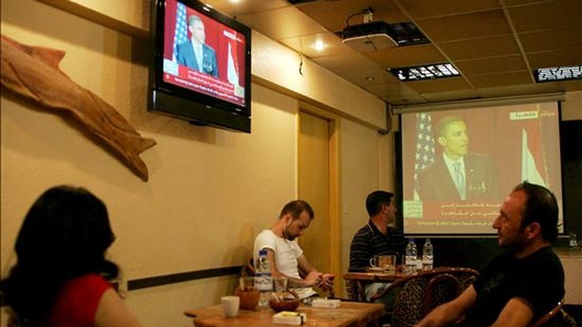 Varios sirios siguen por televisión el discurso del presidente estadounidense, Barack Obama, en Damasco (Siria) el pasado 4 de junio. EFE/Archivo