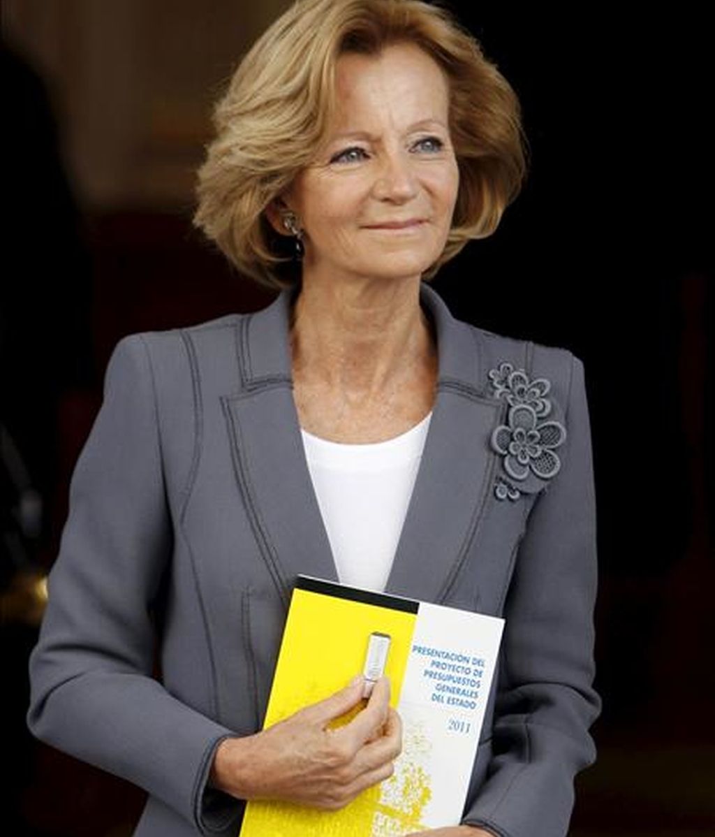 La vicepresidenta segunda del Gobierno y ministra de Economía y Hacienda, Elena Salgado, muestra el lápiz de memoria que contiene el proyecto de ley de los Presupuestos Generales del Estado de 2011, antes de entregárselo al presidente del Congreso de los Diputados, José Bono, para que el texto inicie su tramitación parlamentaria. EFE La vicepresidenta segunda del Gobierno y ministra de Economía y Hacienda, Elena Salgado, muestra el lápiz de memoria que contiene el proyecto de ley de los Presupuestos Generales del Estado de 2011, antes de entregárselo al presidente del Congreso de los Diputados, José Bono, para que el texto inicie su tramitación parlamentaria. EFE