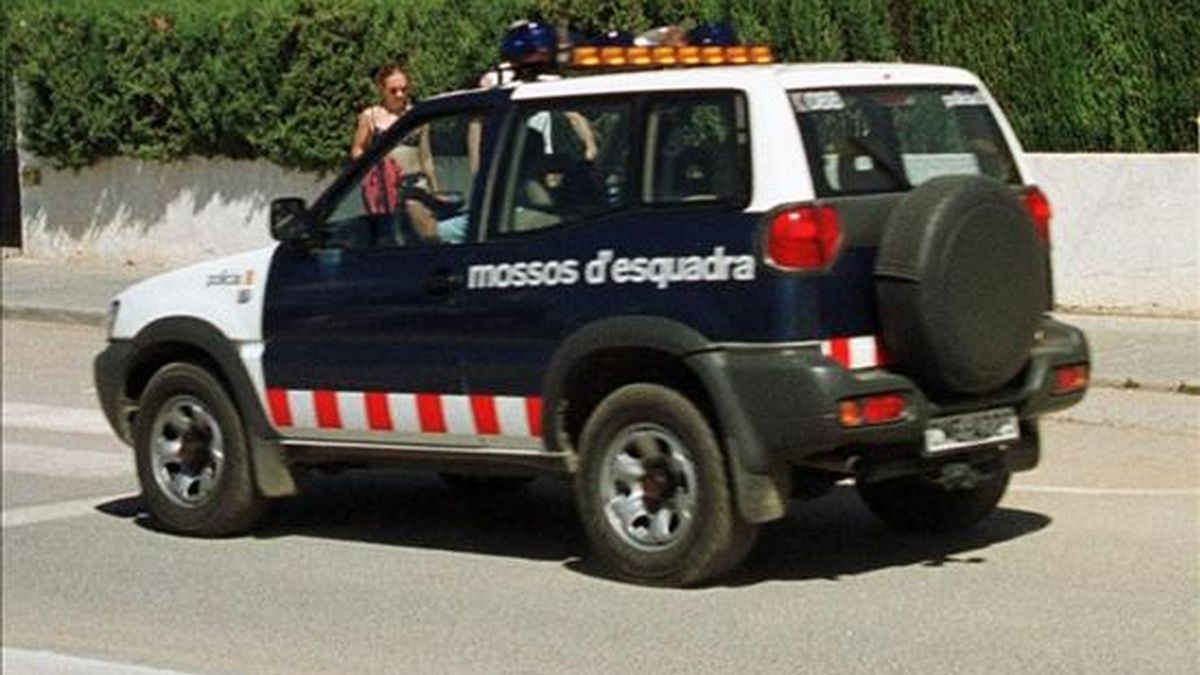 Los Mossos han detenido a 15 personas en una operación que ha permitido desarticular una de las redes más activas en Cataluña dedicada al robo de motos y ciclomotores. En la imagen, un coche de los Mossos. EFE/Archivo