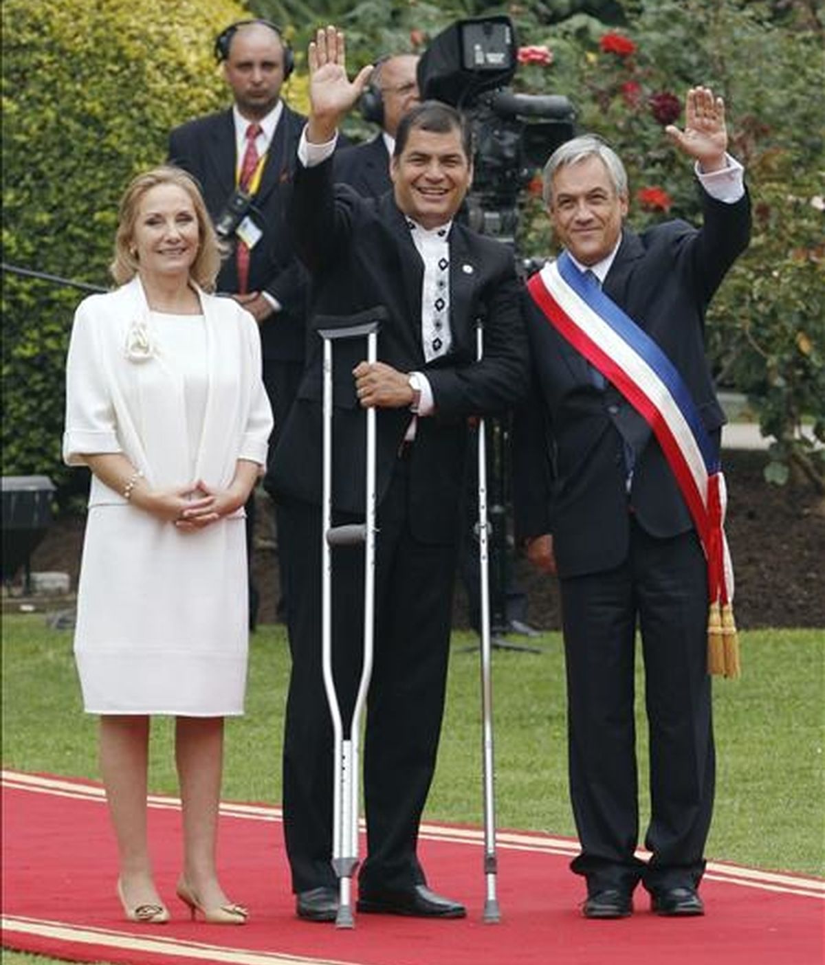 Sebastián Piñera (d), posa el pasado 11 de marzo de 2010, junto a su esposa Cecilia Morell (i); y el mandatario de Ecuador, Rafael Correa (c), en el Palacio de Cerro Castillo en Valparaíso (Chile). EFE/Archivo