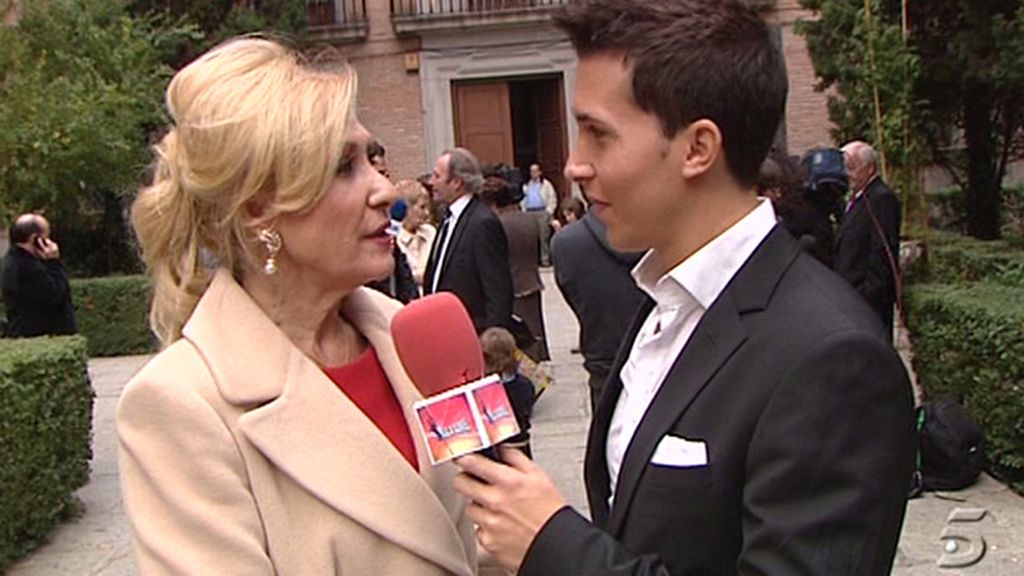 La familia posa ante las cámaras a la salida de la iglesia