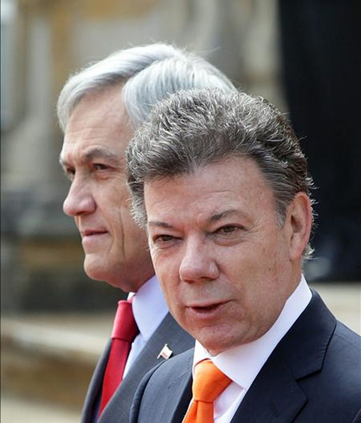 El presidente de Colombia, Juan Manuel Santos (d), rinde honores militares a su homólogo chileno, Sebastian Piñera (i), en el Palacio de Nariño en Bogotá (Colombia), durante la visita oficial del mandatario chileno a la capital colombiana. EFE