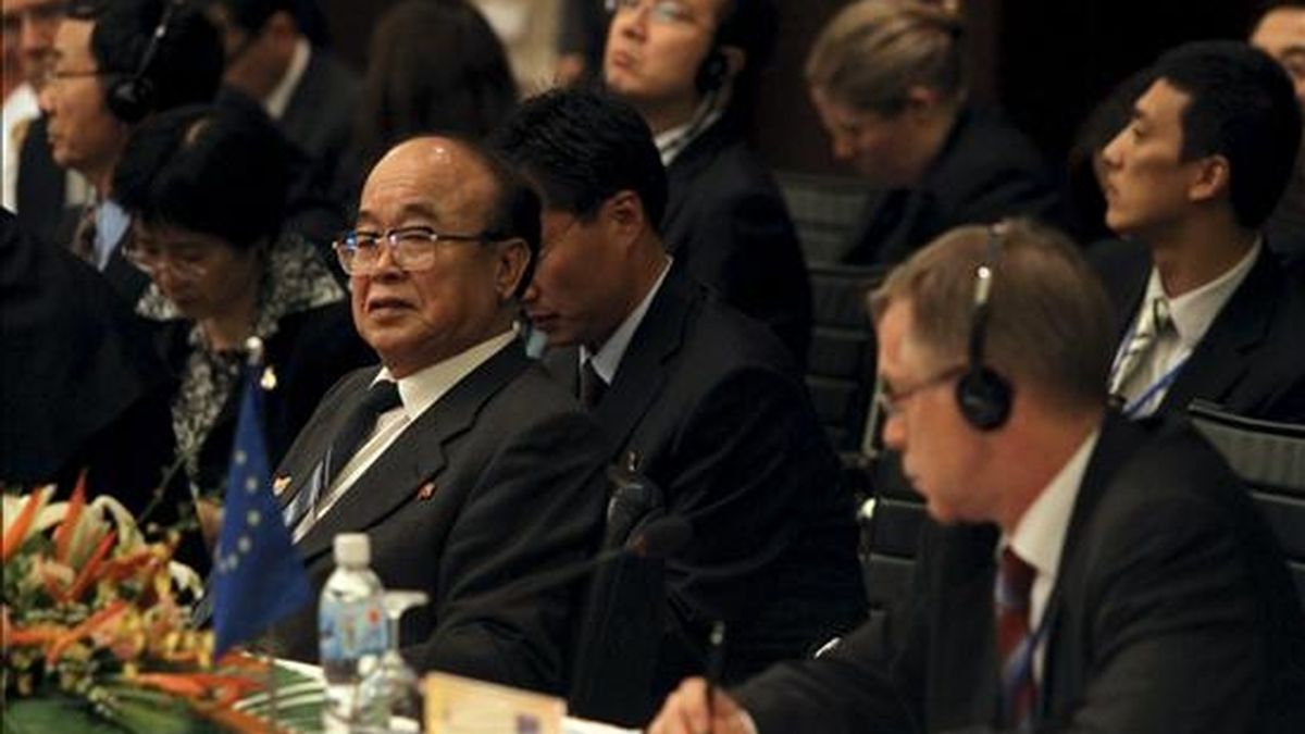 El ministro de Exteriores de Corea del Norte, Pak Ui Chun (i), asiste a la sesión plenaria del Foro Regional de la Asociación de Naciones del Sudeste Asiático (ASEAN), en Hanoi (Vietnam), hoy, 23 de julio de 2010. La conferencia asiática de seguridad, en la que participan los jefes de la diplomacia de sus 27 miembros, arrancó hoy en la capital vietnamita con posturas encontradas sobre cómo tratar a Corea del Norte, que arropada por China denuncia el acoso de EEUU. EFE