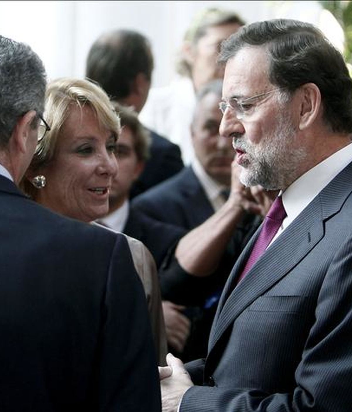La presidenta de la Comunidad de Madrid, Esperanza Aguirre (i), conversa con el presidente del PP, Mariano Rajoy, antes de la conferencia que Rajoy ha pronunciado hoy en el Foro ABC. EFE La presidenta de la Comunidad de Madrid, Esperanza Aguirre (i), conversa con el presidente del PP, Mariano Rajoy, antes de la conferencia que Rajoy ha pronunciado hoy en el Foro ABC. EFE