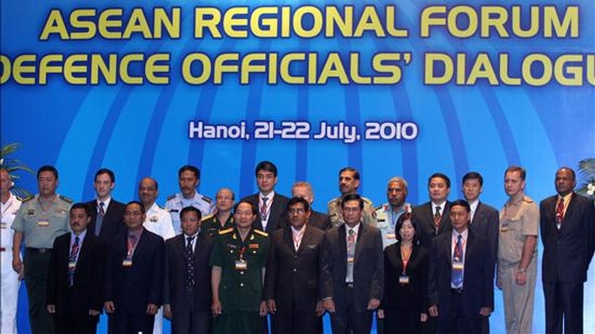 Delegados posan para la foto oficial de la edición 43 del Foro Regional de la Asean (ARF) hoy, en Hanoi (Vietnam). La edición 43 del Encuentro Ministerial la edición 17 del Foro Regional se llevan a cabo en Hanoi (Vietnam) del 19 al 23 de julio. EFE