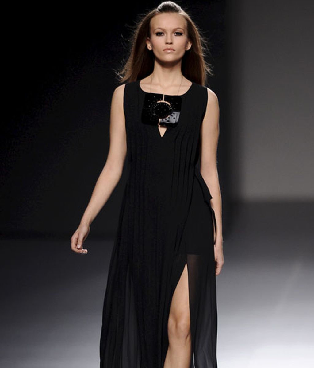 Minuciosa al combinar sedas, tules, pedrería, crochet...