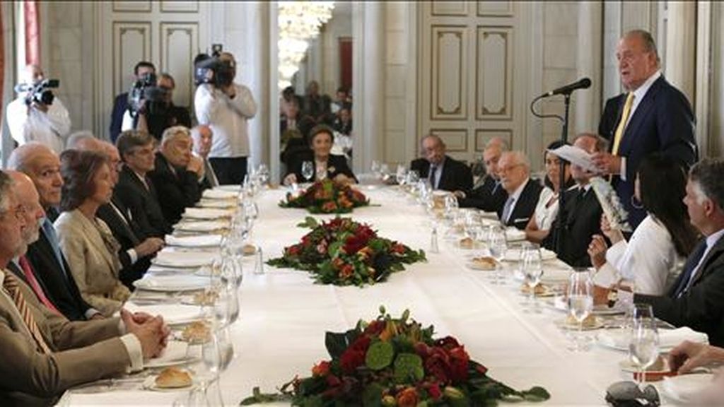 El rey Juan Carlos durante el discurso que ha ofrecido en el almuerzo que ha tenido lugar hoy en la sede de la Real Academia de la Historia, donde los Reyes de España han recibido el primer tomo de los 50 que tendrá el Diccionario Biográfico Español, en un acto al que han asistido, entre otros, el ministro de Educación, Ángel Gabilondo, los académicos y numerosos mecenas de esta institución. EFE El rey Juan Carlos durante el discurso que ha ofrecido en el almuerzo que ha tenido lugar hoy en la sede de la Real Academia de la Historia, donde los Reyes de España han recibido el primer tomo de los 50 que tendrá el Diccionario Biográfico Español, en un acto al que han asistido, entre otros, el ministro de Educación, Ángel Gabilondo, los académicos y numerosos mecenas de esta institución. EFE