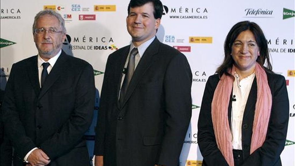 El asistente de Barack Obama para América Latina, Dan Restrepo (c), junto al escritor colombiano Héctor Abad Faciolince, y a la secretaria de Estado de Cooperación Internacional, Soraya Rodríguez, antes de la inauguración del Festival VivAmérica, organizado por la Casa de América de Madrid y que reunirá hasta el domingo a más de sesenta artistas, escritores, políticos y científicos iberoamericanos. EFE El asistente de Barack Obama para América Latina, Dan Restrepo (c), junto al escritor colombiano Héctor Abad Faciolince, y a la secretaria de Estado de Cooperación Internacional, Soraya Rodríguez, antes de la inauguración del Festival VivAmérica, organizado por la Casa de América de Madrid y que reunirá hasta el domingo a más de sesenta artistas, escritores, políticos y científicos iberoamericanos. EFE