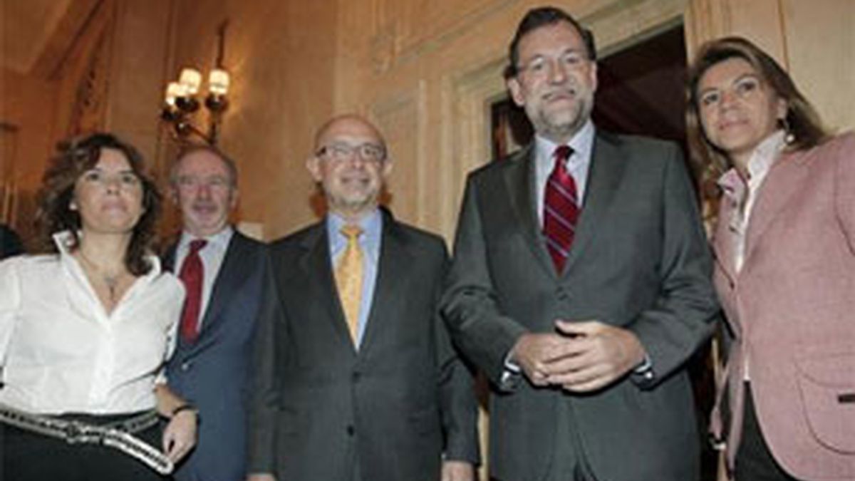 Rajoy coincide con Rato en un acto en el que se limita a hablar de economía. Foto: EFE.