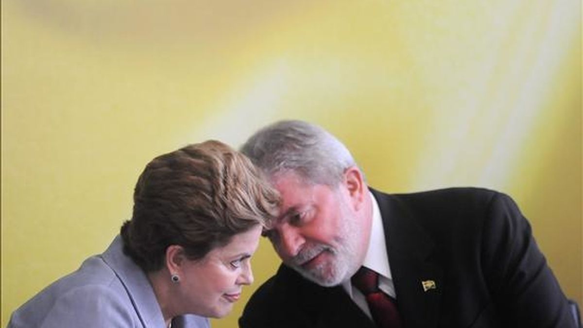 El jefe de Estado de Brasil, Luiz Inácio Lula da Silva (d), habla con la presidenta electa Dilma Rousseff (i) en un acto celebrado el pasado 15 de diciembre. EFE/Archivo