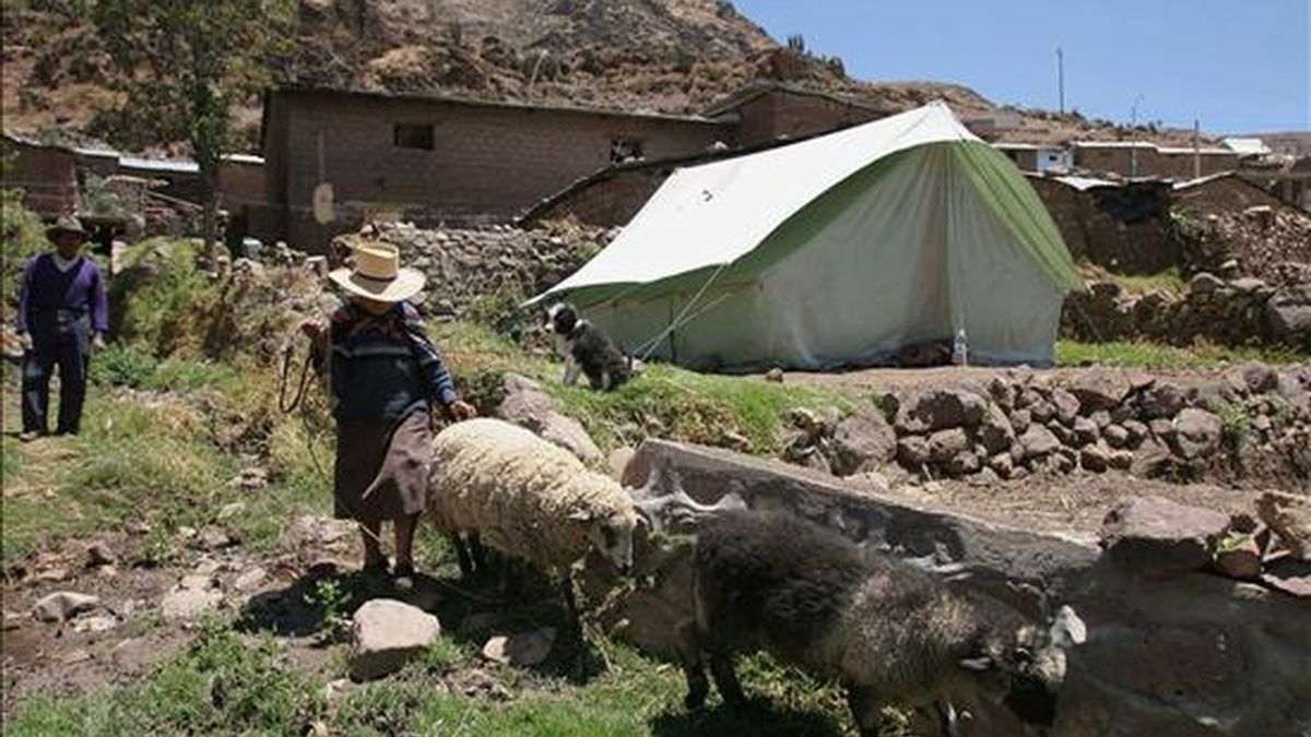 Vista de las aldeas de los empobrecidos Andes peruanos afectadas por un terremoto el pasado 15 de agosto de 2007. EFE/Archivo