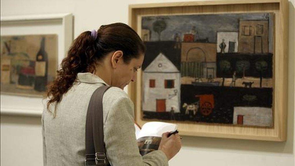 Una joven toma apuntes ante "Paisaje con carro" (d) de 1928 y "Pintura Collage" (i) de 1917, que se expone en el Museo Nacional de Arte de Cataluña (MNAC) donde hoy se ha abierto una sala dedicada al pintor uruguayo Joaquín Torres-García, gracias al depósito temporal por un año, prorrogable, de 14 obras del artista, realizado por sus nietos Alejandra, Aurelio y Claudio Torres. EFE Una joven toma apuntes ante "Paisaje con carro" (d) de 1928 y "Pintura Collage" (i) de 1917, que se expone en el Museo Nacional de Arte de Cataluña (MNAC) donde hoy se ha abierto una sala dedicada al pintor uruguayo Joaquín Torres-García, gracias al depósito temporal por un año, prorrogable, de 14 obras del artista, realizado por sus nietos Alejandra, Aurelio y Claudio Torres. EFE