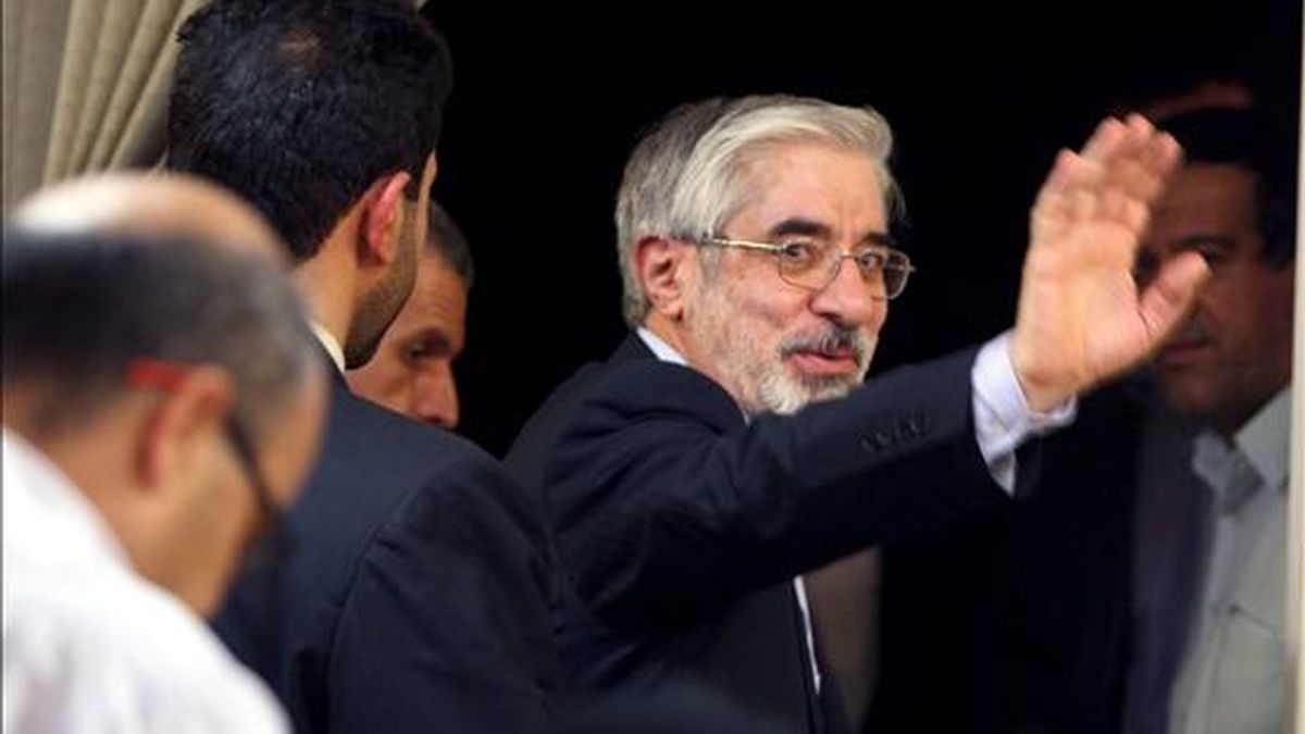 El candidato presidencial Mir Hosein Musavi saluda el pasado 12 de junio, tras una rueda de prensa en Teherán (Irán). EFE/Archivo