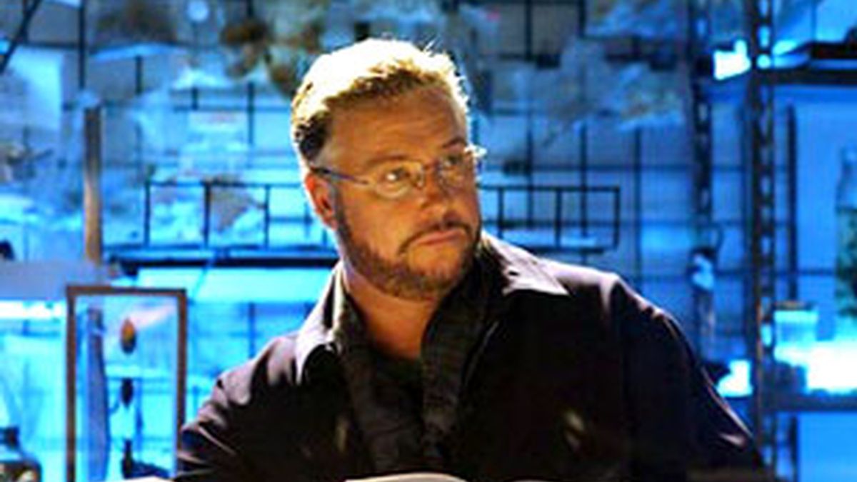 Gil Grissom en el laboratorio forense.