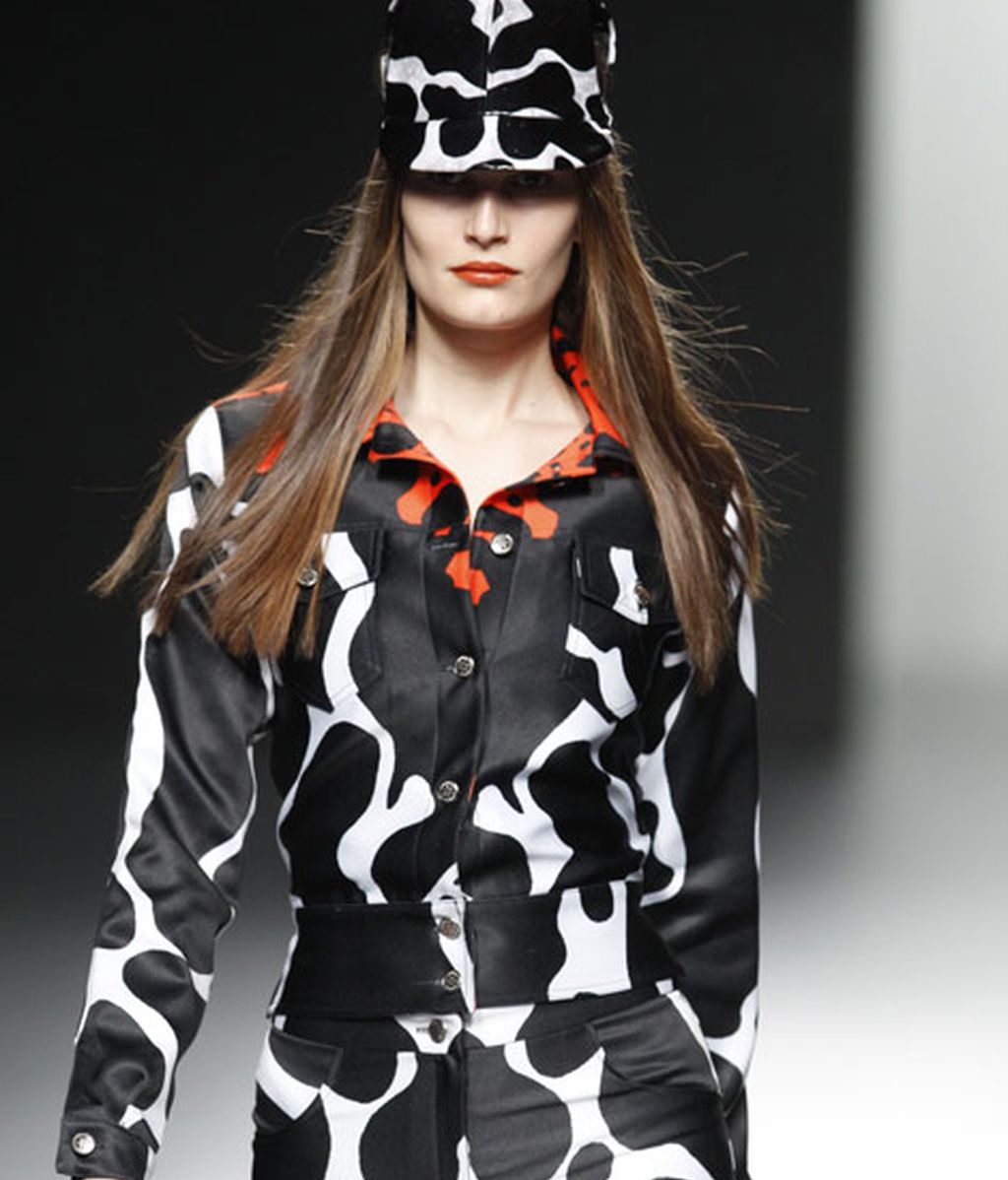 Atención a la cazadora de cuero con el estampado Crack