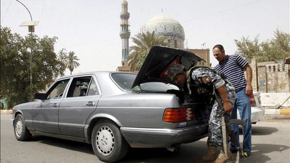 Un policía inspecciona un vehículo en un control de carretera con un dispositivo para detectar explosivos en el centro de Bagdad, Irak, ayer  jueves 25 de junio. Las autoridades iraquíes impusieron duras medidas de seguridad después del atentado que ocurrió el miércoles, aunque hoy se ha registrado un nuevo ataque mortal. EFE