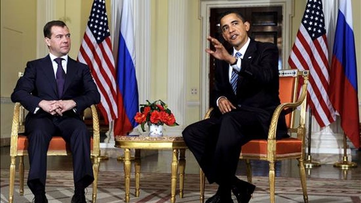 El presidente estadounidense, Barack Obama (d), conversa con su homólgo ruso, Dimitri Medvédev, durante su reunión en la Winfield House de Londres (Reino Unido), el pasado 1 de abril. Ambos mandatarios volverán a reunirse en Moscú el próximo 6 de julio. EFE/Archivo