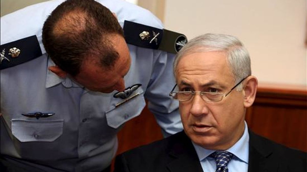 El primer ministro israelí, Benjamín Netanyahu (d), escucha a un soldado del Ejército israelí (IDF), durante la reunión semanal del gabiente en su oficina en Jerusalén, Israel. EFE/Archivo