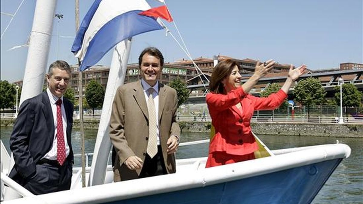 Los presidentes del PNV y CiU, Iñigo Urkullu (i) y Artur Mas, respectivamente, junto a la candidata vasca al Parlamento Europeo, Izaskun Bilbao, durante el paseo en barco por la ría, esta mañana en Bilbao. EFE