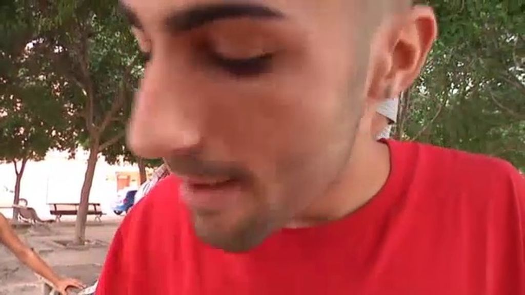 Un joven se “lía” un porro