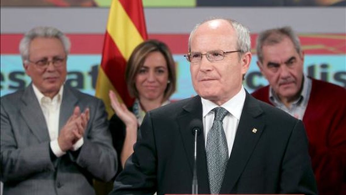 El candidato del PSC a las elecciones autonómicas catalanas, José Montilla (2d), es acompañado por el vicepresidente del Senado, Isidre Molas (i); la ministra de Defensa, Carme Chacón (2i) y el conseller de Educación de la Generalitat, Ernest Maragall (d). EFE