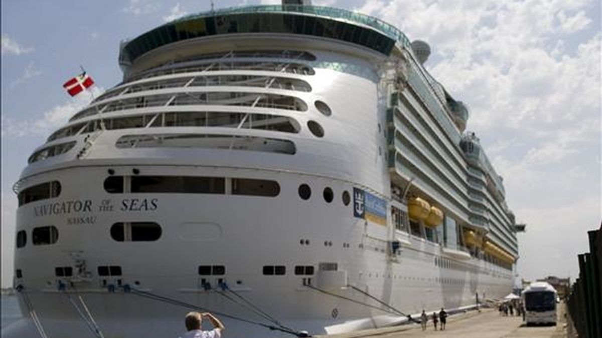 Vista del crucero Navigator of the Sea, en el que viajan dos mujeres que padecen gripe A, que se encuentra atracado desde esta mañana en el puerto de Palma, y del que desembaron el resto de sus pasajeros. El crucero, proveniente de Barcelona, se encuentra atracado en el Dique del Oeste del puerto de la capital balear y se prevé que zarpe a las 16.00 horas de hoy. EFE