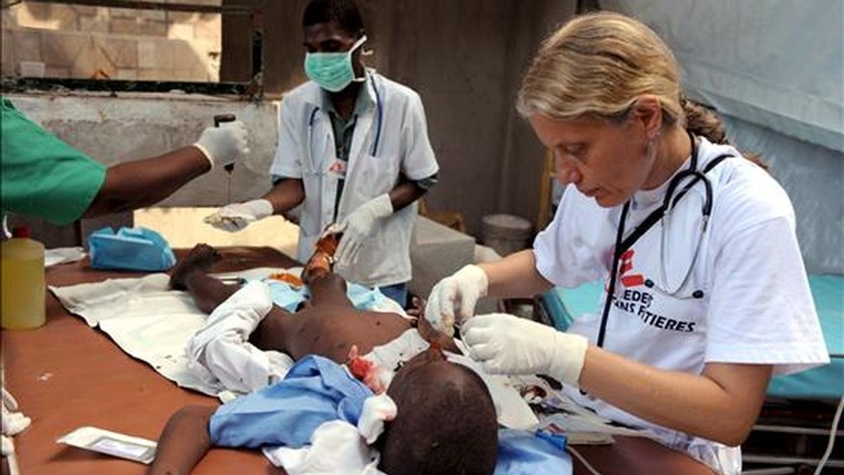 Voluntarios de la ong Médicos Sin Fronteras atienden a un niño. EFE/Archivo