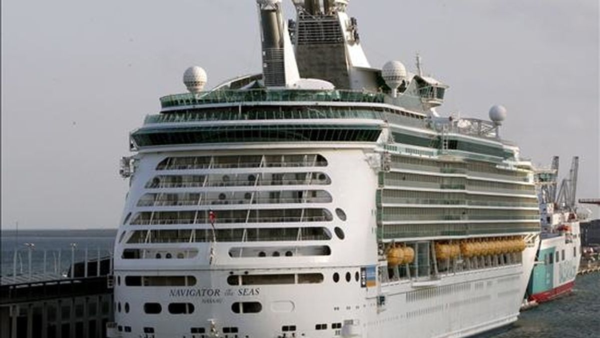 El crucero "Navigator of the Seas" permanece amarrado en el puerto de Barcelona con dos pasajeras aisladas a bordo, de nacionalidad estadounidense e italiana, afectadas por el virus de la gripe A. El cruzero provenía de la ciudad de Niza y pertenece a la compañia Royal Caribbean. EFE