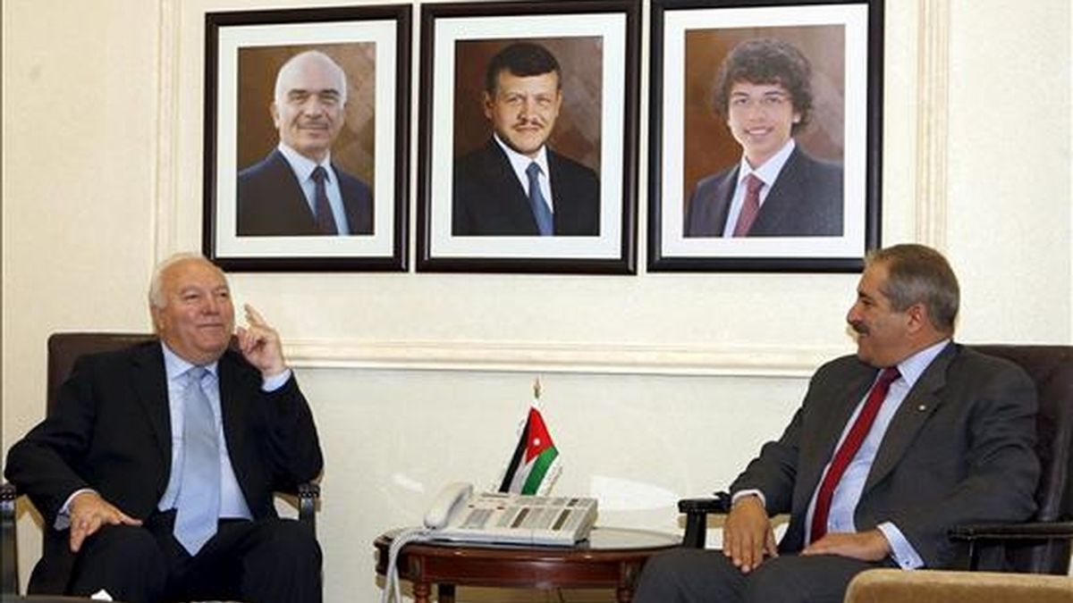 El ministro español de Asuntos Exteriores, Miguel Ángel Moratinos (i), conversa con su homólogo, Naser Judeh, durante su reunión en el Ministerio de Exteriores de Ammán (Jordania), hoy, 27 de julio de 2010. Moratinos aseguró hoy que la Unión Europea cree que "es el momento adecuado" para el comienzo de negociaciones directas entre los palestinos y los israelíes. EFE