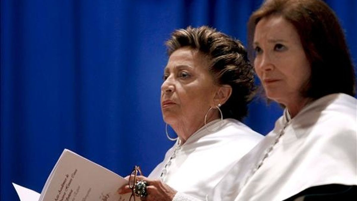 La mezzosoprano Teresa Berganza (i) y la actriz Nuria Espert, durante el acto académico en el que han sido nombradas doctoras honoris causa por la Universidad Internacional Menéndez Pelayo de Santander. EFE