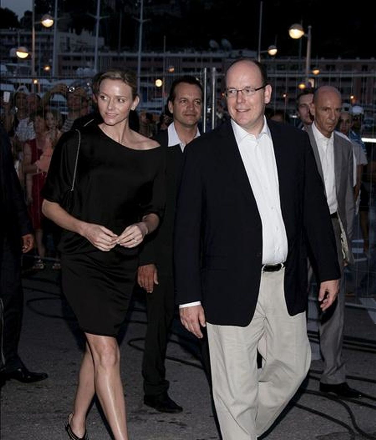 El príncipe Alberto II de Mónaco (d) y su prometida, Charlene Wittstock, asisten a la cena de gala 'Dinner in the Sky' (Cena en el cielo), en Mónaco, el pasado 12 de julio. EFE/Archivo