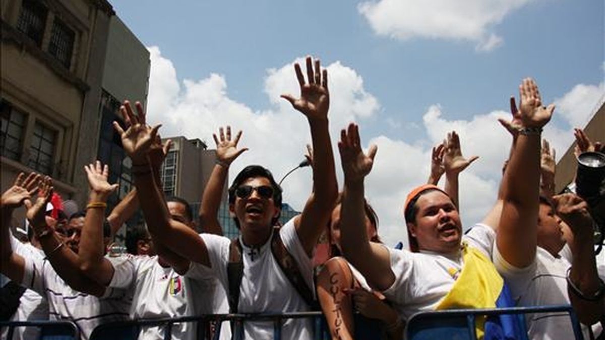 El pasado 20 de mayo un grupo de estudiantes marchó en rechazo al recorte presupuestario fiscal global decidido por el presidente Hugo Chávez, que también afecta a la educación superior. EFE/Archivo