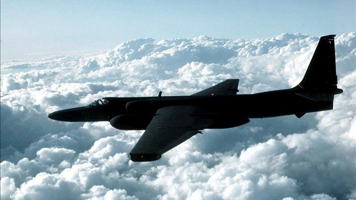 Fotografía de archivo sin fecha de un avión espía estadounidense U-2 sobrevolando un lugar desconocido en un vuelo de entrenamiento. EFE/Archivo