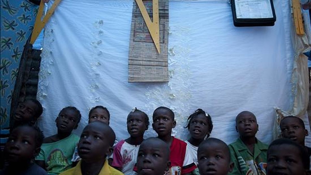 Alumnos en una escuela el mes pasado en el campamento de desplazados "Aviation" de Puerto Príncipe. EFE